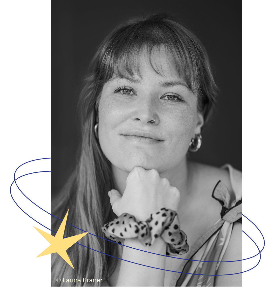 schwarz-weiss-Portrait der Designerin mit zwei dunkelblauen Ring-Lininen und einem asymmetrischen Stern umrandet