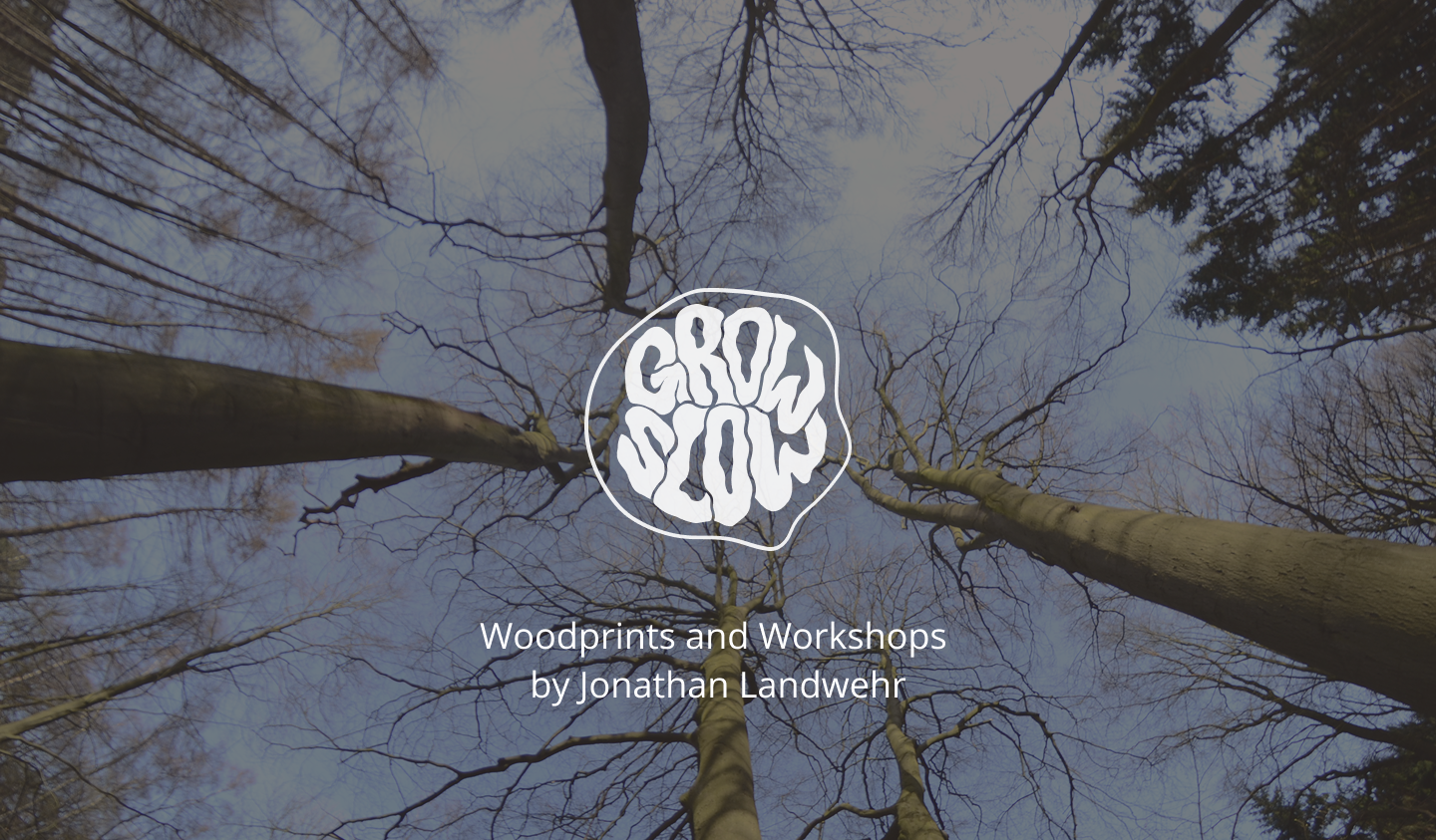 Logo Schriftzug Grow Slow auf Hintergrund mit Bäumen und Himmel